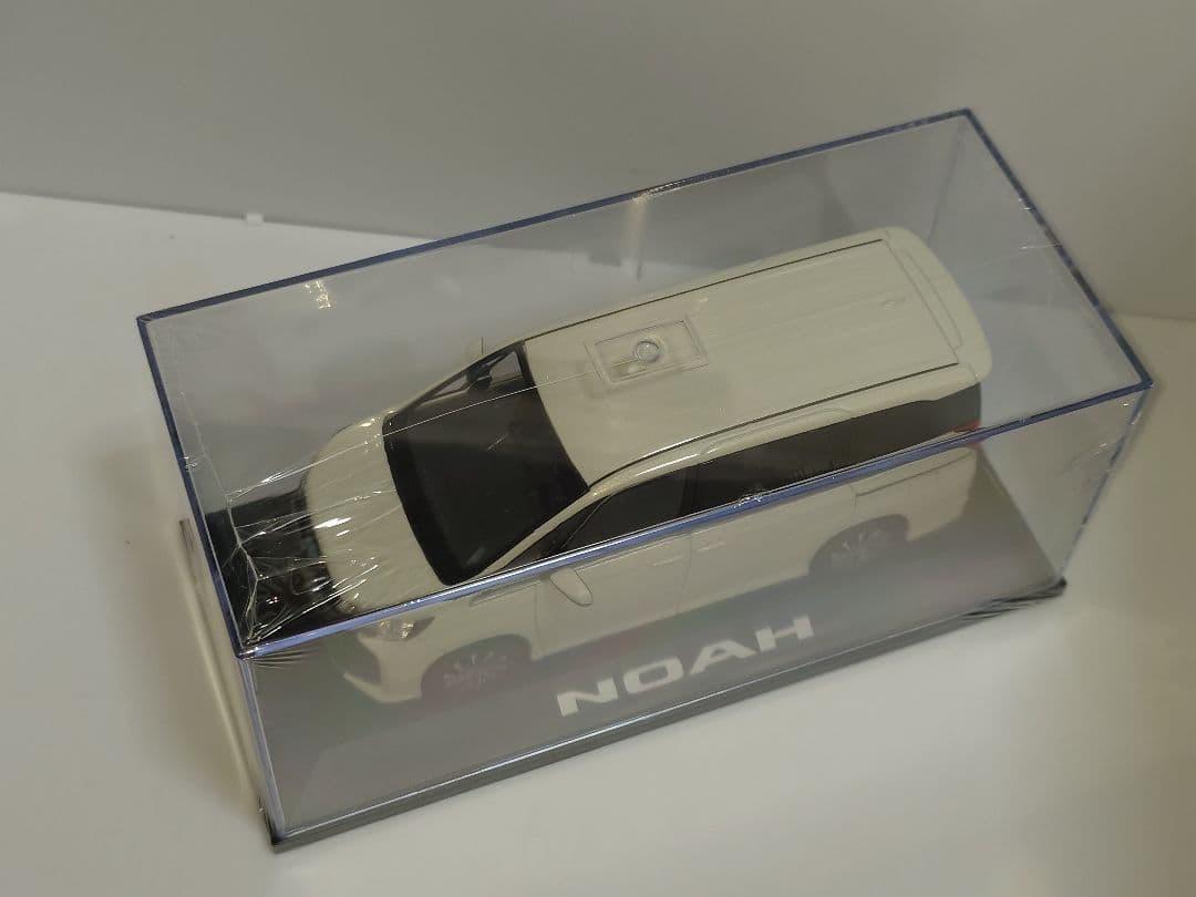 トヨタ 新型ノア カラーサンプル ミニカー 90系 パールホワイト 070