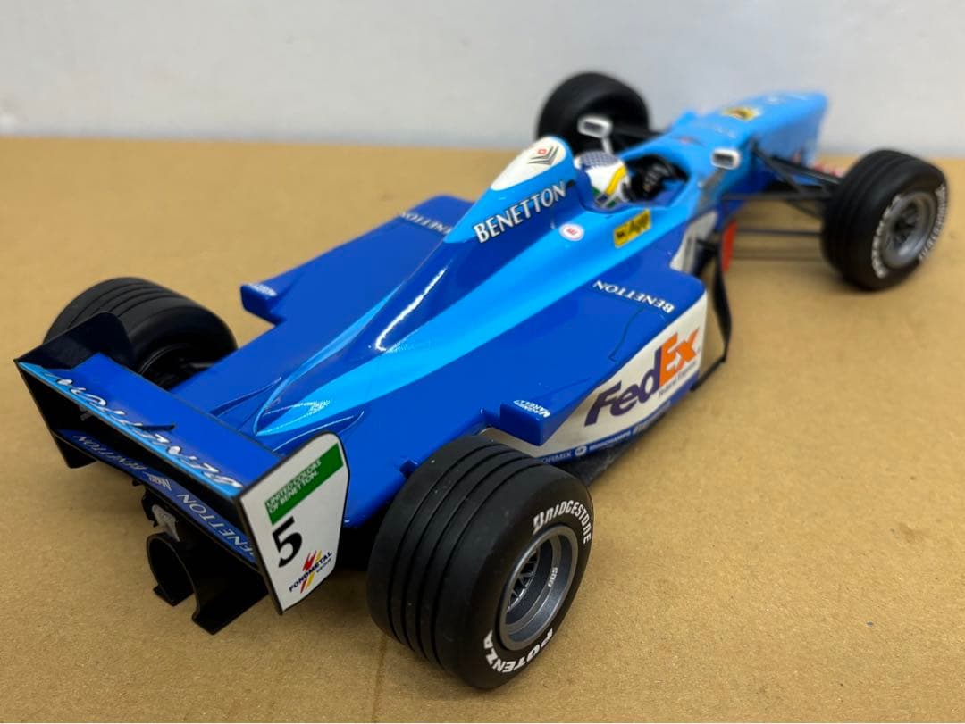 【ミニチャンプス　Benetton B197 ショーカー 1997年1/18】