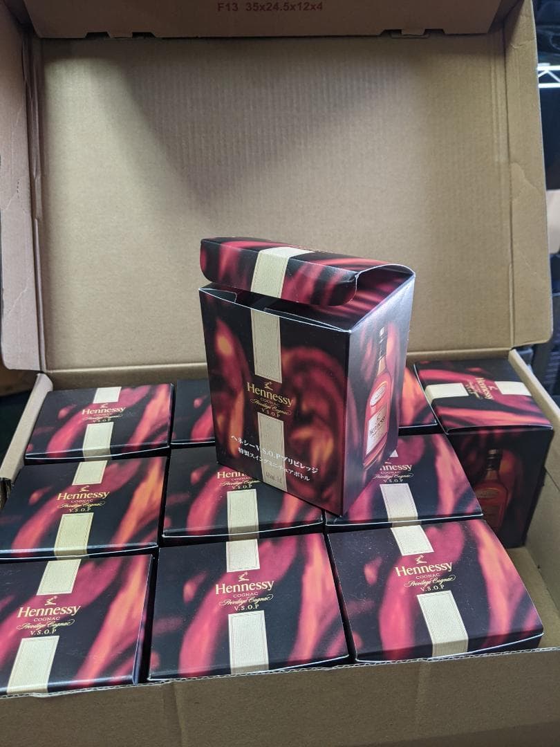 ヘネシーvsopプリビレッジ特製スイングミニチュアボトル