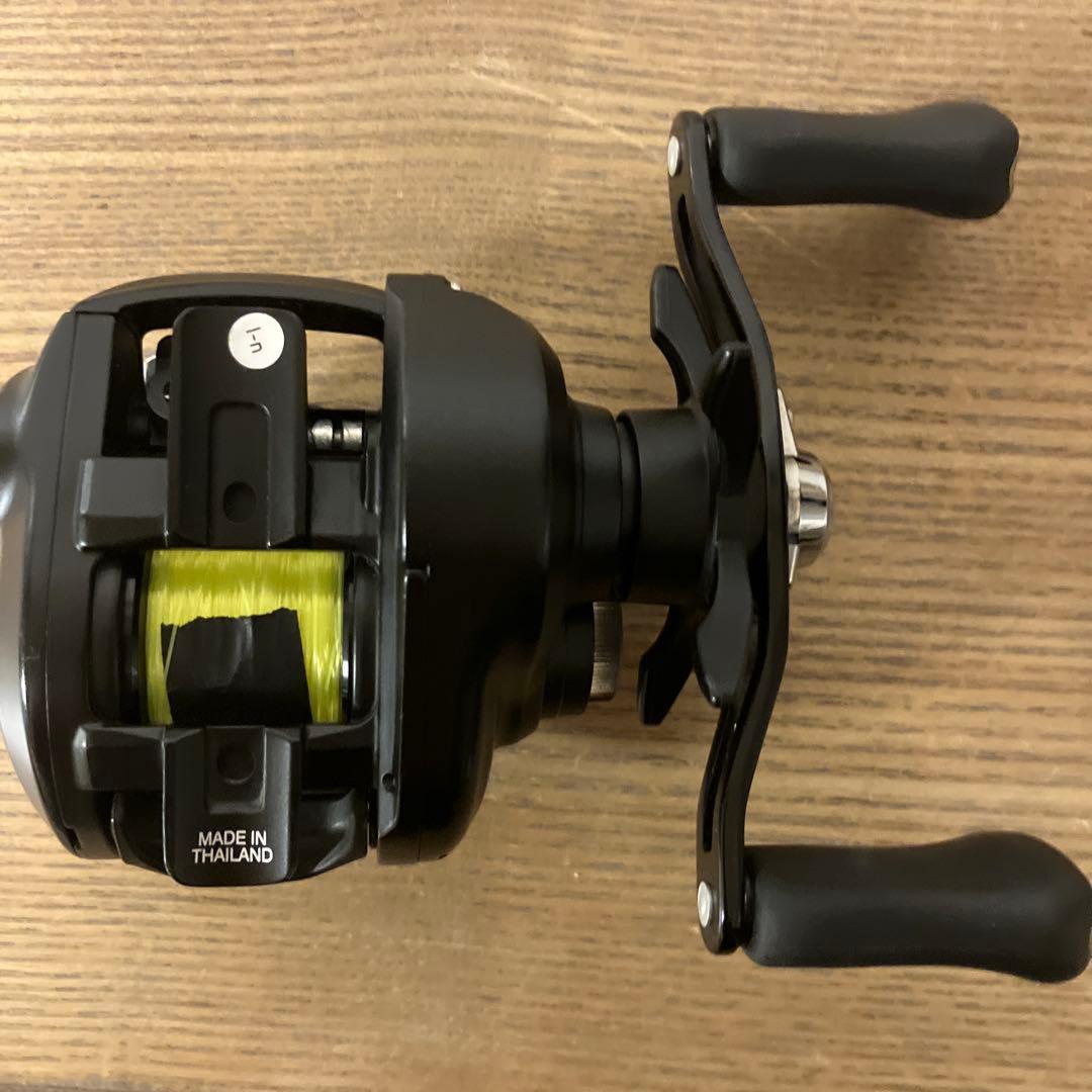 24タトゥーラ 8.1 ベイトリール 黒