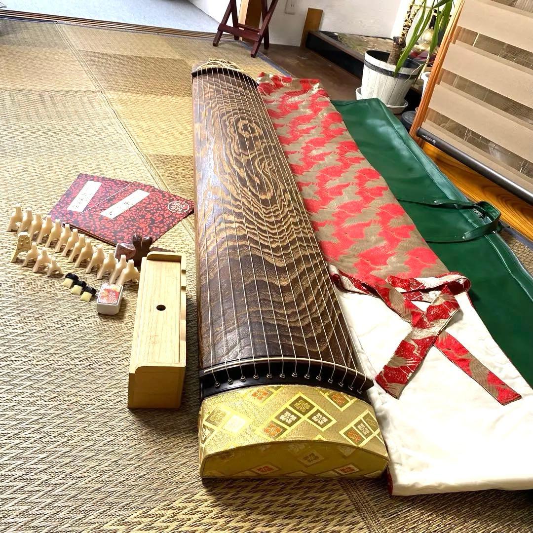 お琴　和楽器　くり甲　綾杉彫　【直接引き取り可能】 【送料込み条件有り】専用台付