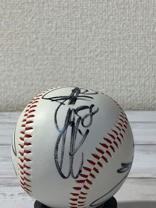 往年の読売巨人軍スター選手の直筆サインボールと色紙です