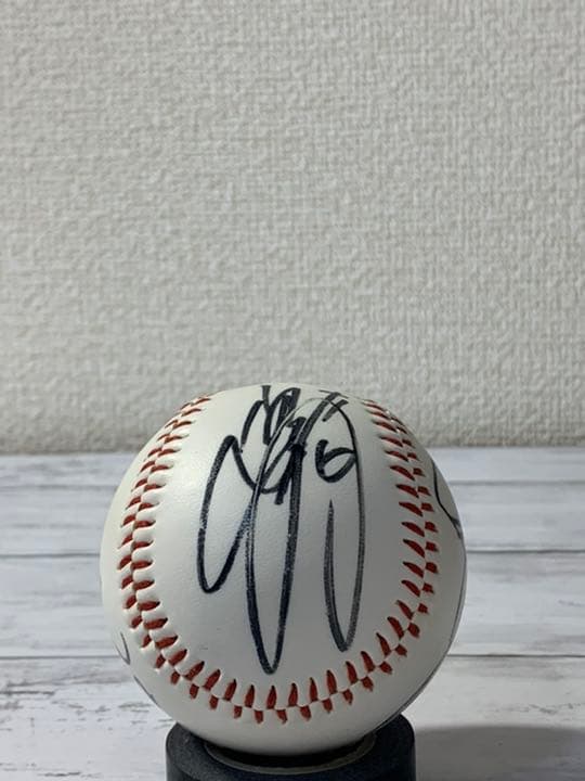 往年の読売巨人軍スター選手の直筆サインボールと色紙です