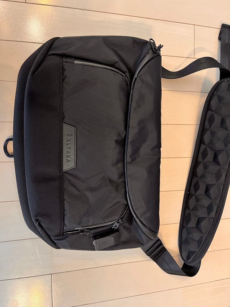 美品！ALPAKAアルパカ　メッセンジャーバッグ　PC収納可