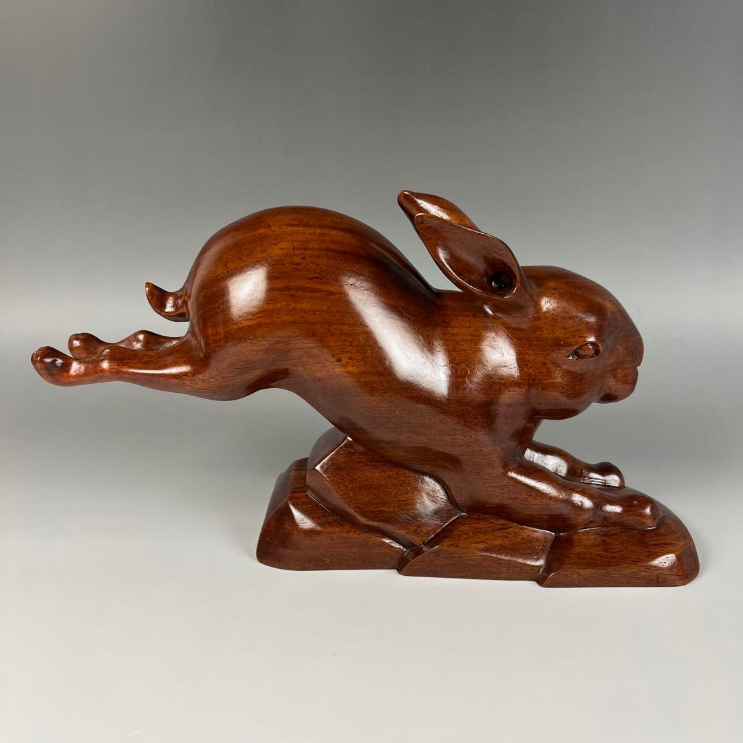 木製跳ねるウサギの彫刻　艶のある美しいうさぎ　躍動感　縁起物　干支 波兎