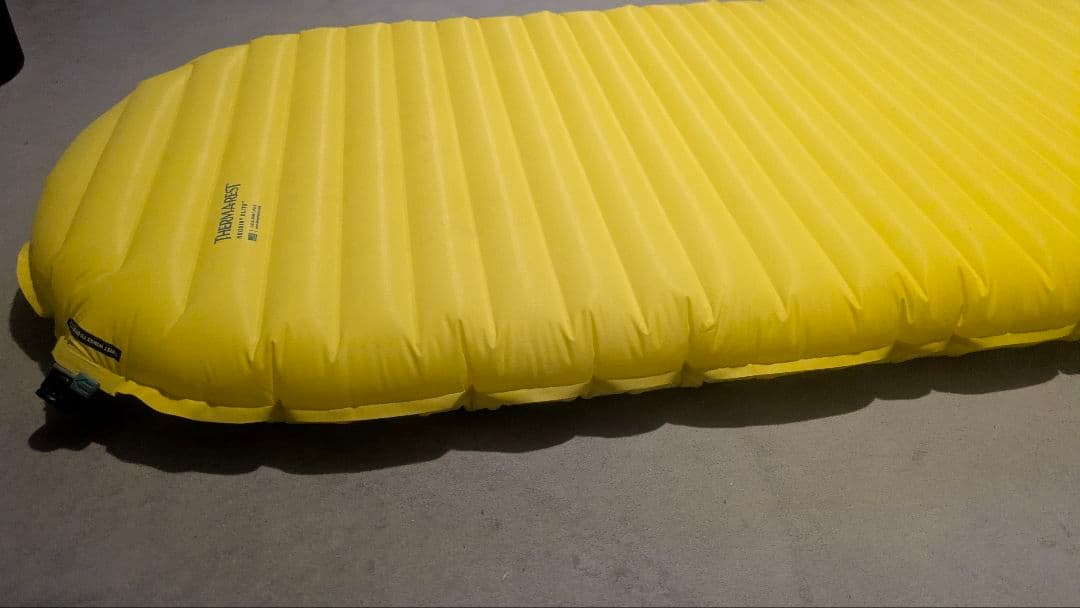 サーマレスト　ネオエアーＸライト　充電式エアポンプとセット