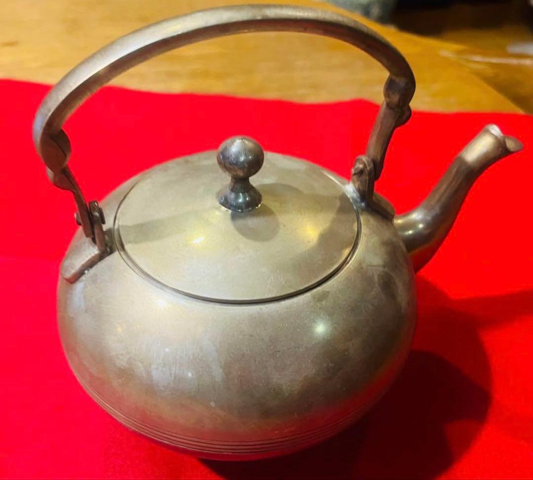 美しきシルバー製ポット