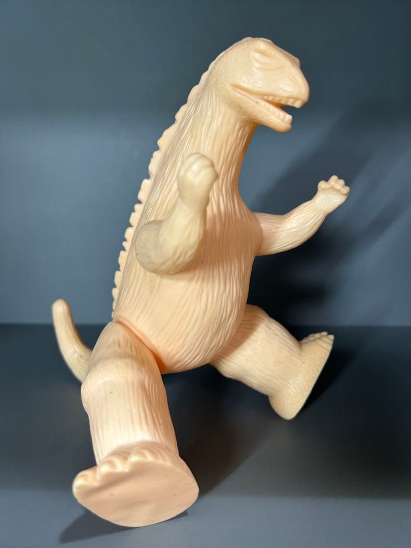 ゴジラ　肌色成形　両足刻印無し　ブルーのゴジラは比較用です出品ではありません。