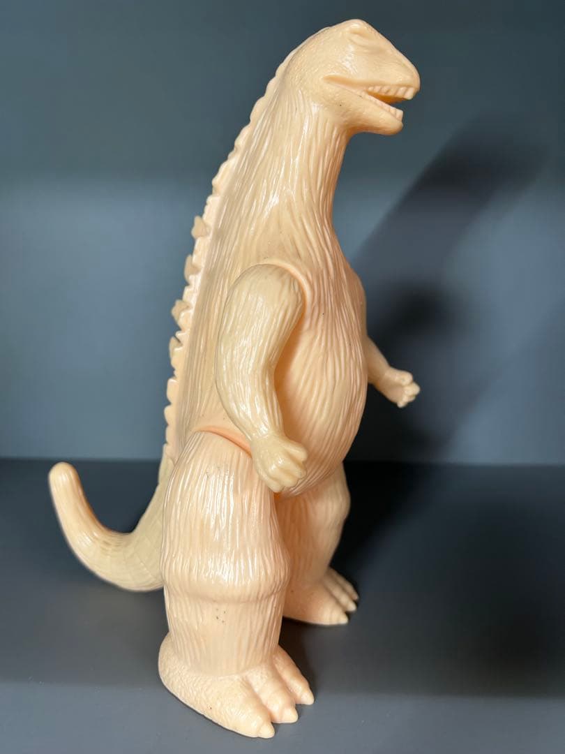 ゴジラ　肌色成形　両足刻印無し　ブルーのゴジラは比較用です出品ではありません。