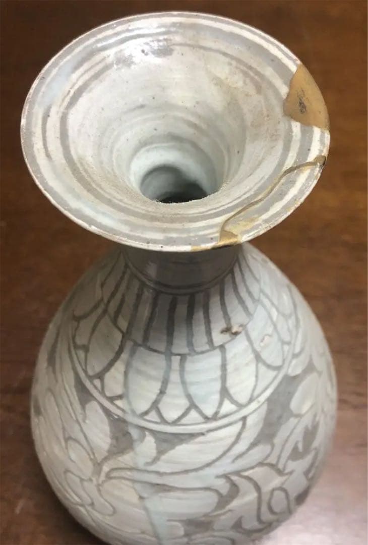 粉青沙牡丹文瓶（縁口金継）李朝写し