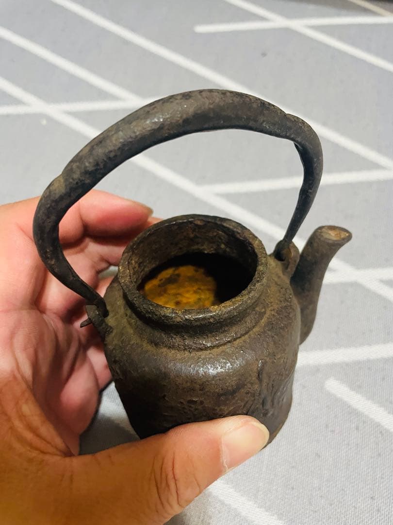 小さい鉄瓶　古いでさす