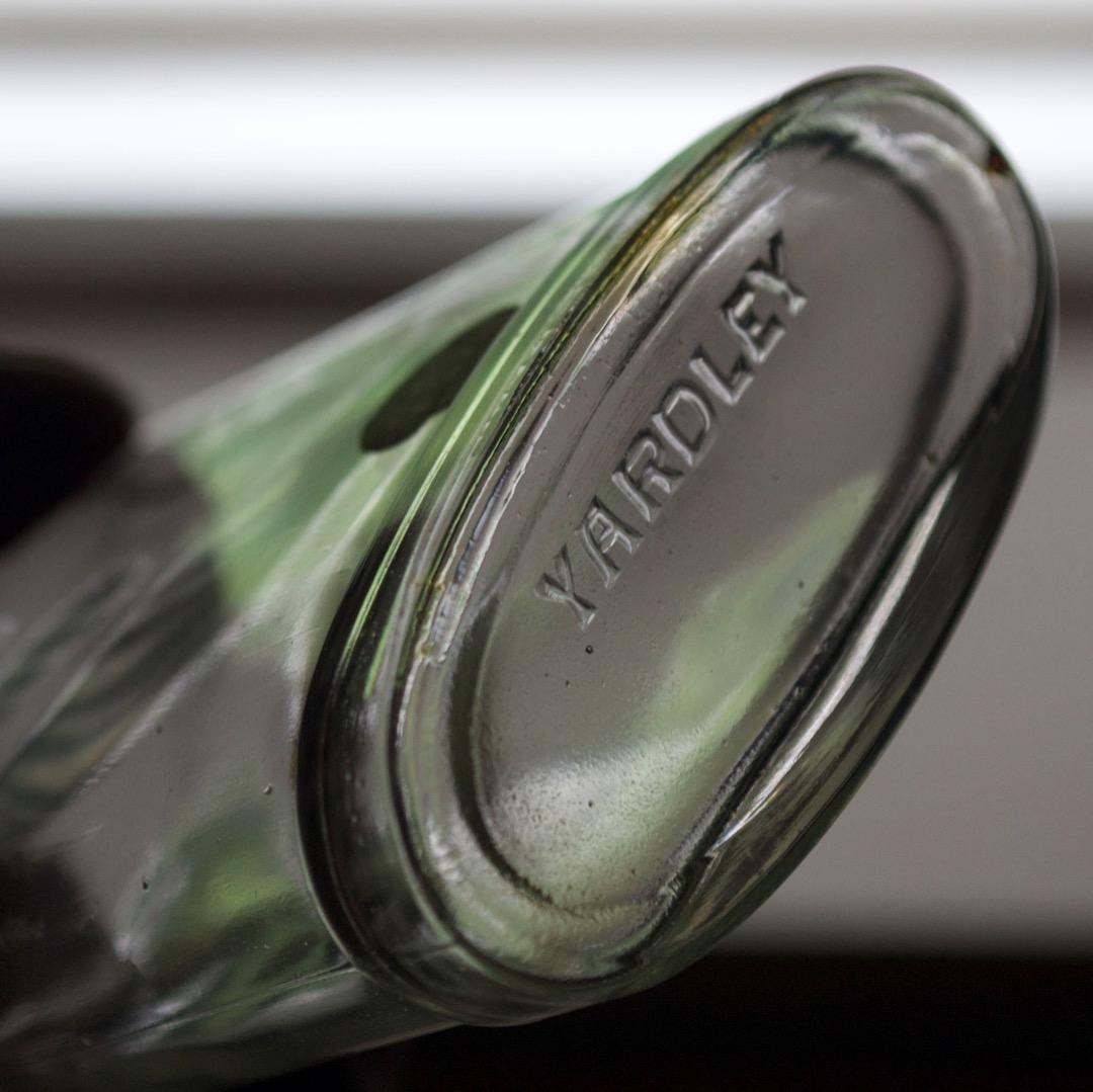 とても古い化粧水の瓶(プラ蓋付き)大小2本セット