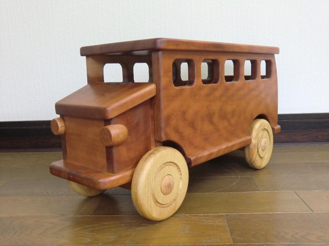 238新品・未使用　木のおもちゃ　手作り木製自動車 バス　木製玩具　乗用玩具
