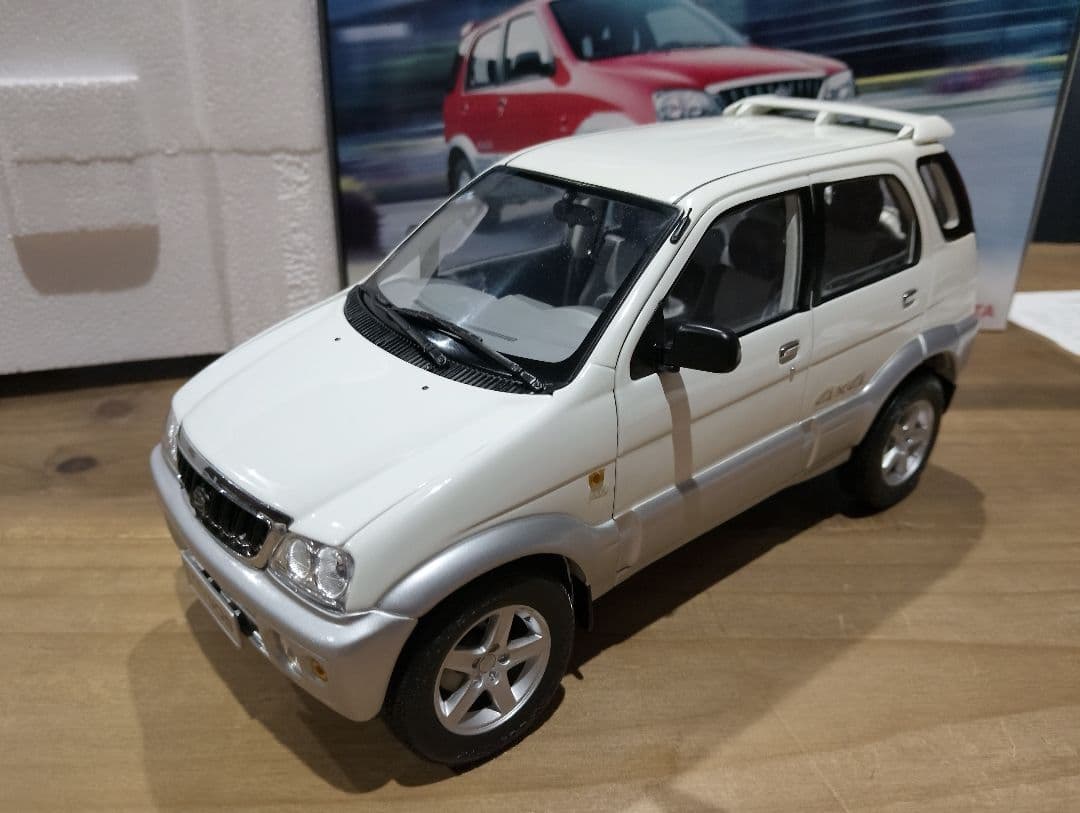 1/18 トヨタ　テリオス　ディーラー品　ミニカー　ホワイト　テリオスキッド