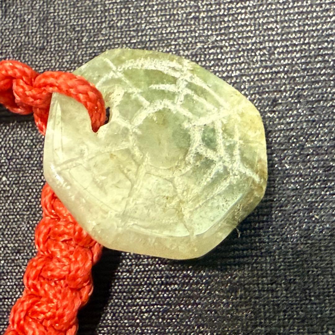 本翡翠 八卦彫刻 根付 開運 厄除け 魔除け 風水 赤紐 手彫り アンティーク
