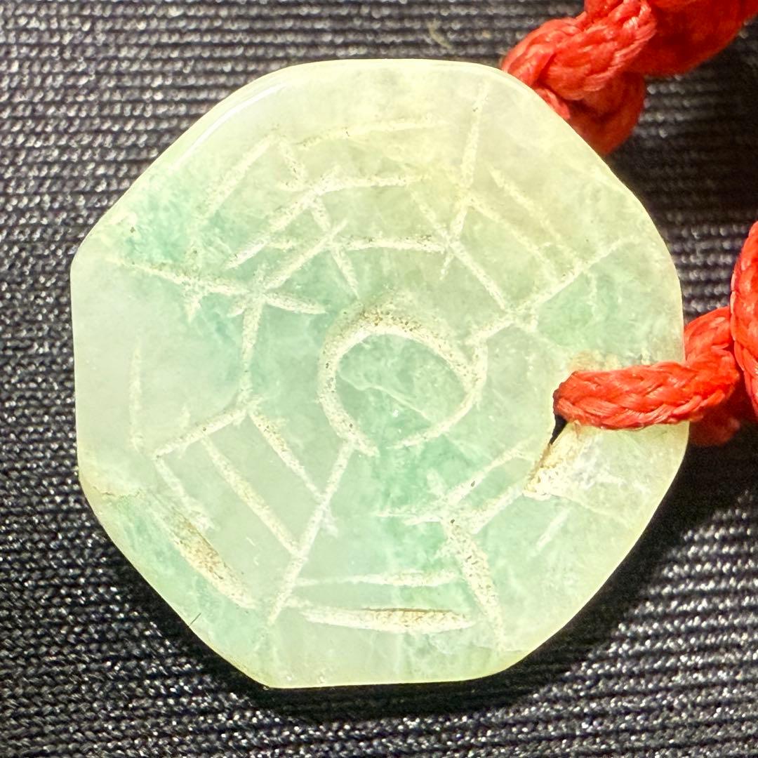 本翡翠 八卦彫刻 根付 開運 厄除け 魔除け 風水 赤紐 手彫り アンティーク