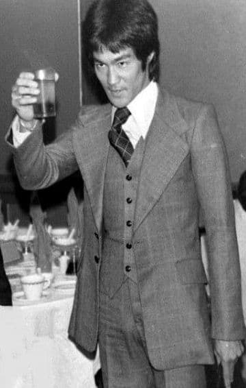 最終値下げ！限定品　HOT TOYS　ブルース・リー 　スーツ　燃えよドラゴン