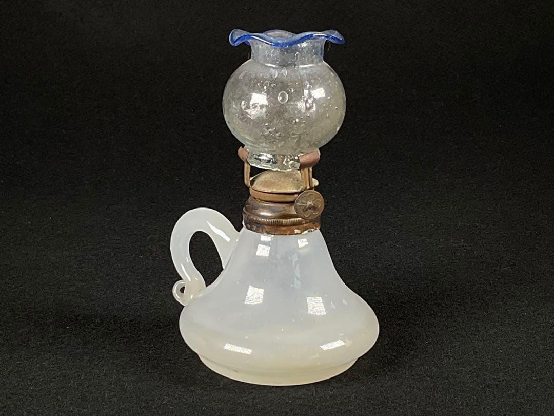時代 豆ランプ　乳白　青縁フリル　和ガラス　気泡入り　オイルランプ　灯火器