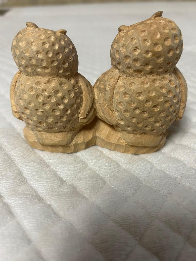 木製フクロウの彫刻 二羽セット 約10センチ