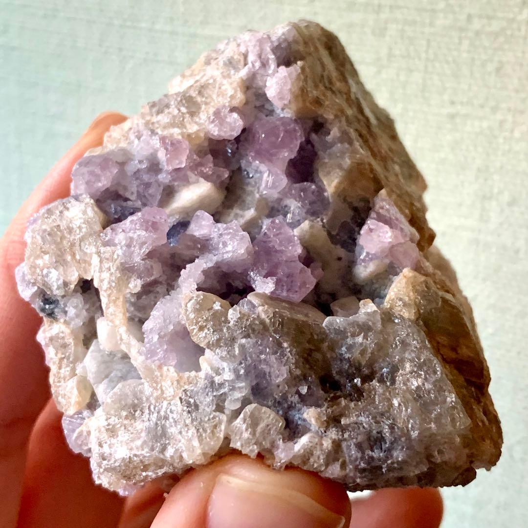 ライラックカラースピネル母岩付き特大標本194g