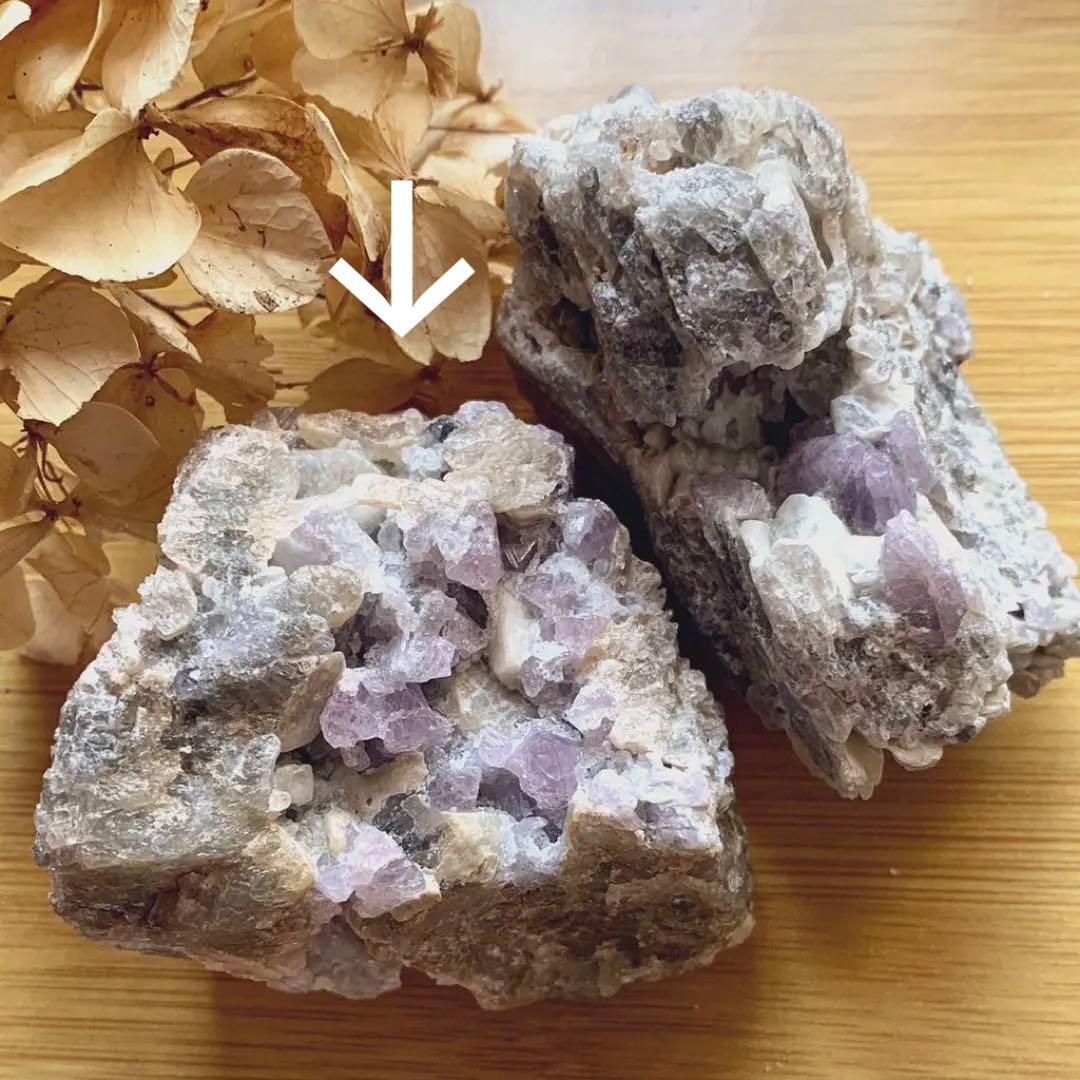 ライラックカラースピネル母岩付き特大標本194g