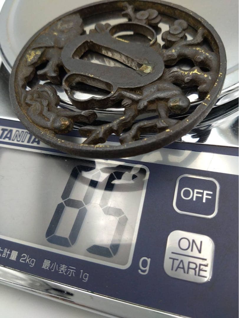 時代物 鍔(つば)鉄製 猿尽くし 動物 透かし彫り仕上げ 鍔専用 桐箱入り品