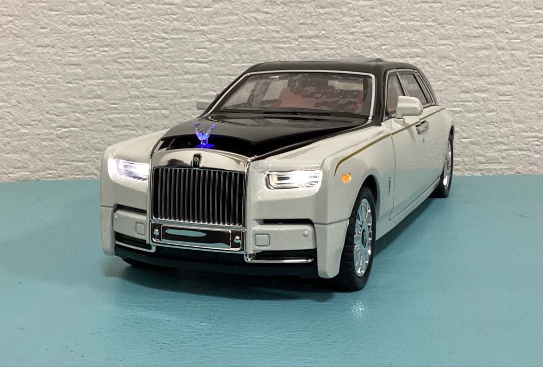 ロールスロイス ファントム ホワイト/ブラック 1/18 電池付