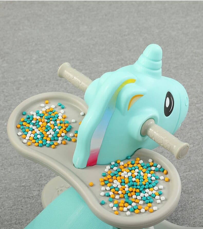 ベビーチェアで馬を揺らす