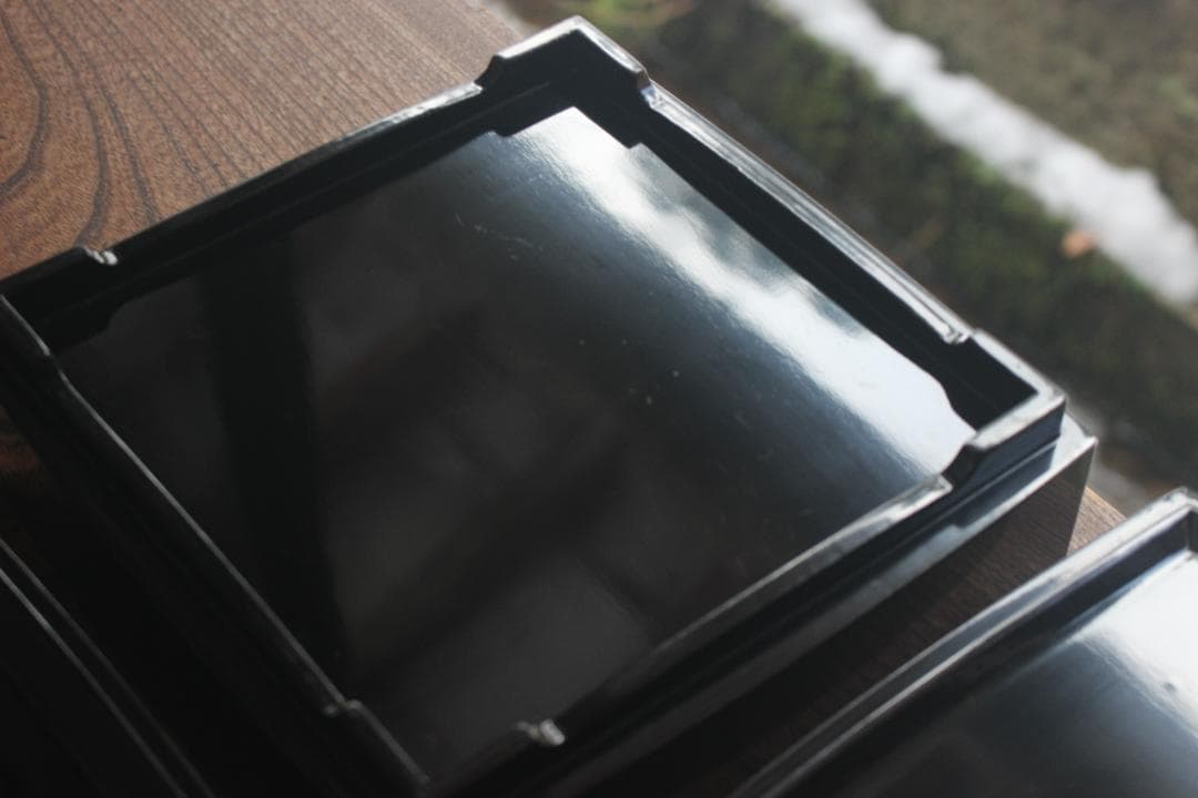 デッドストック！上質内朱黒漆に優美な紅白梅蒔絵の映える三段重（検重箱お重