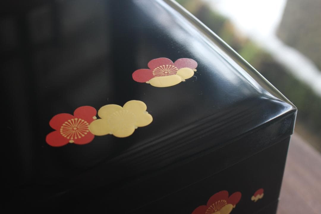 デッドストック！上質内朱黒漆に優美な紅白梅蒔絵の映える三段重（検重箱お重