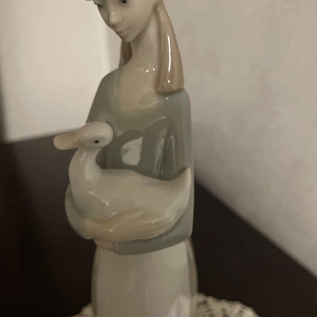 リヤドロ　　女性とアヒルの陶器彫刻 約25cm