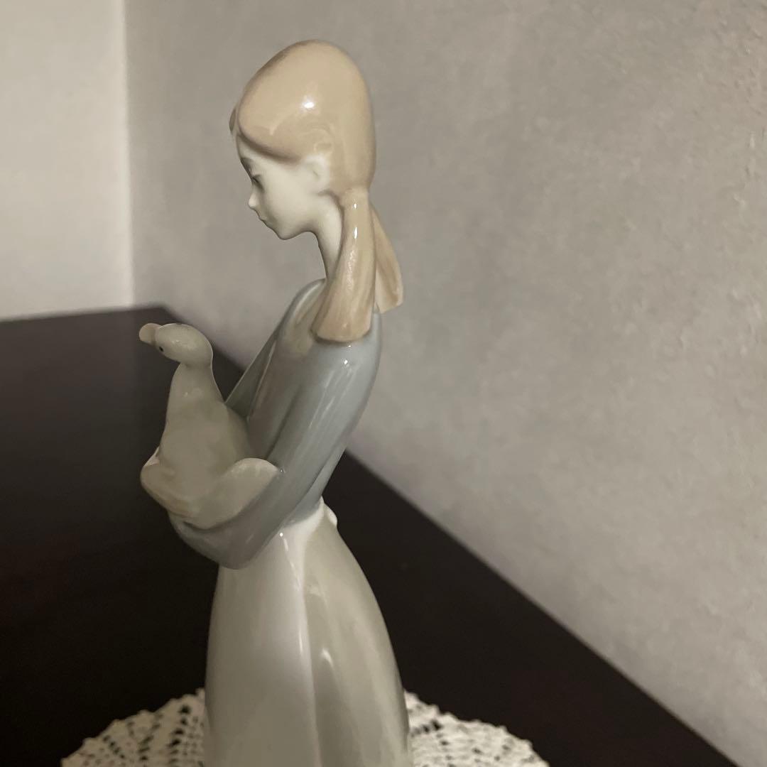 リヤドロ　　女性とアヒルの陶器彫刻 約25cm