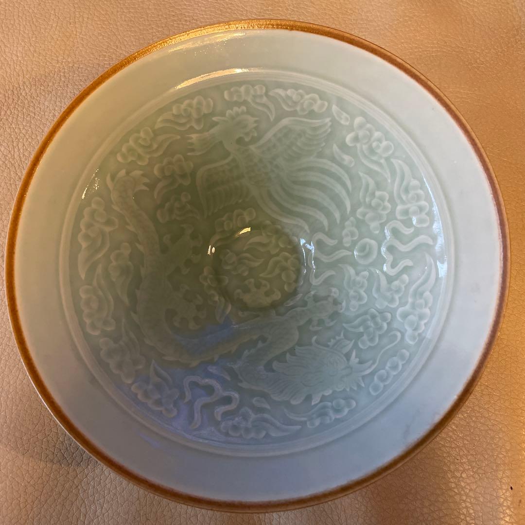 龍鳳凰陽刻青磁茶碗