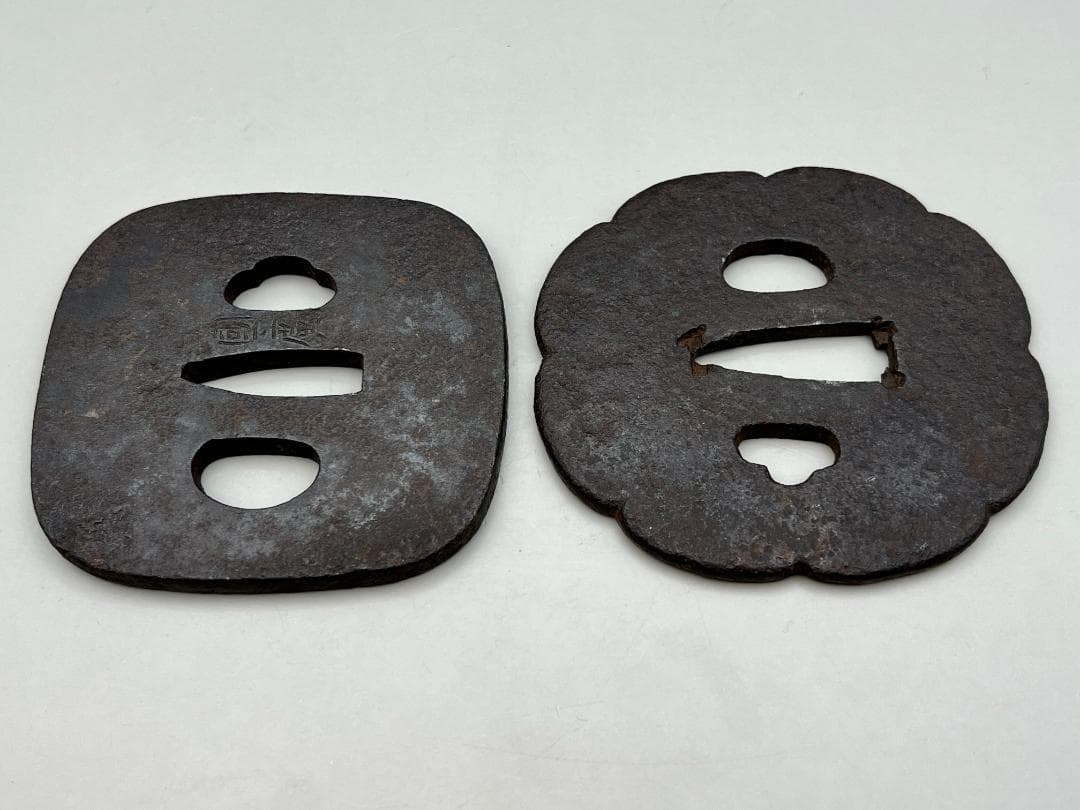 【海】江戸期　鍔　鉄地四角形　透かし幾何形　２枚　１枚國廣在銘　刀装具