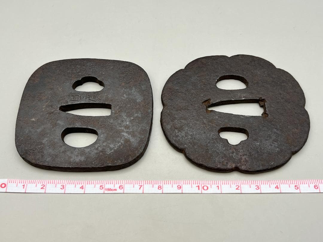 【海】江戸期　鍔　鉄地四角形　透かし幾何形　２枚　１枚國廣在銘　刀装具