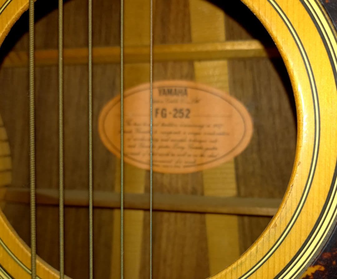 ヤマハ　アコースティックギター　FG-252 ペグ　弦一ヶ所なし