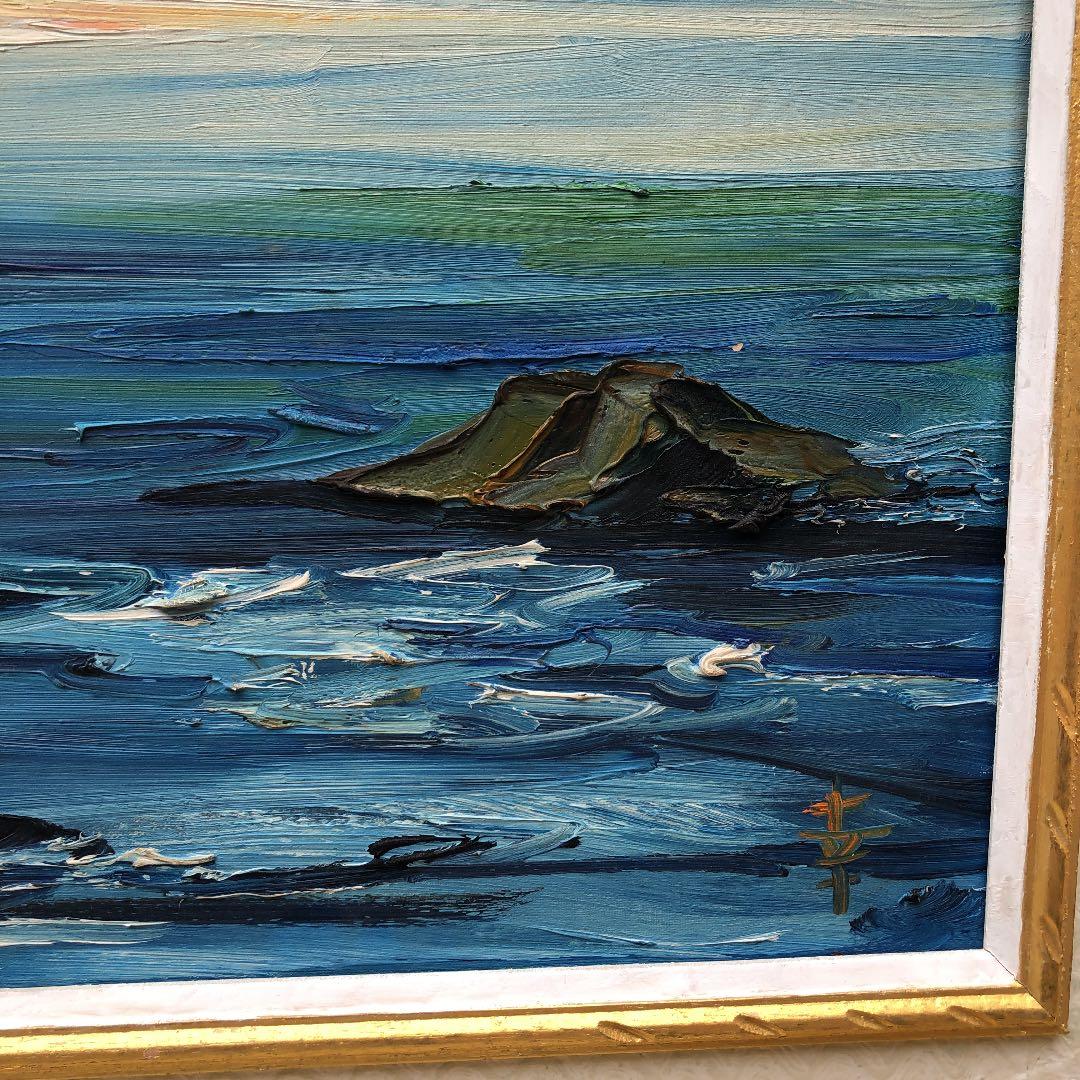 海上に２つの巌岩，男島、女島中央、左右，下部に流れる波の表現