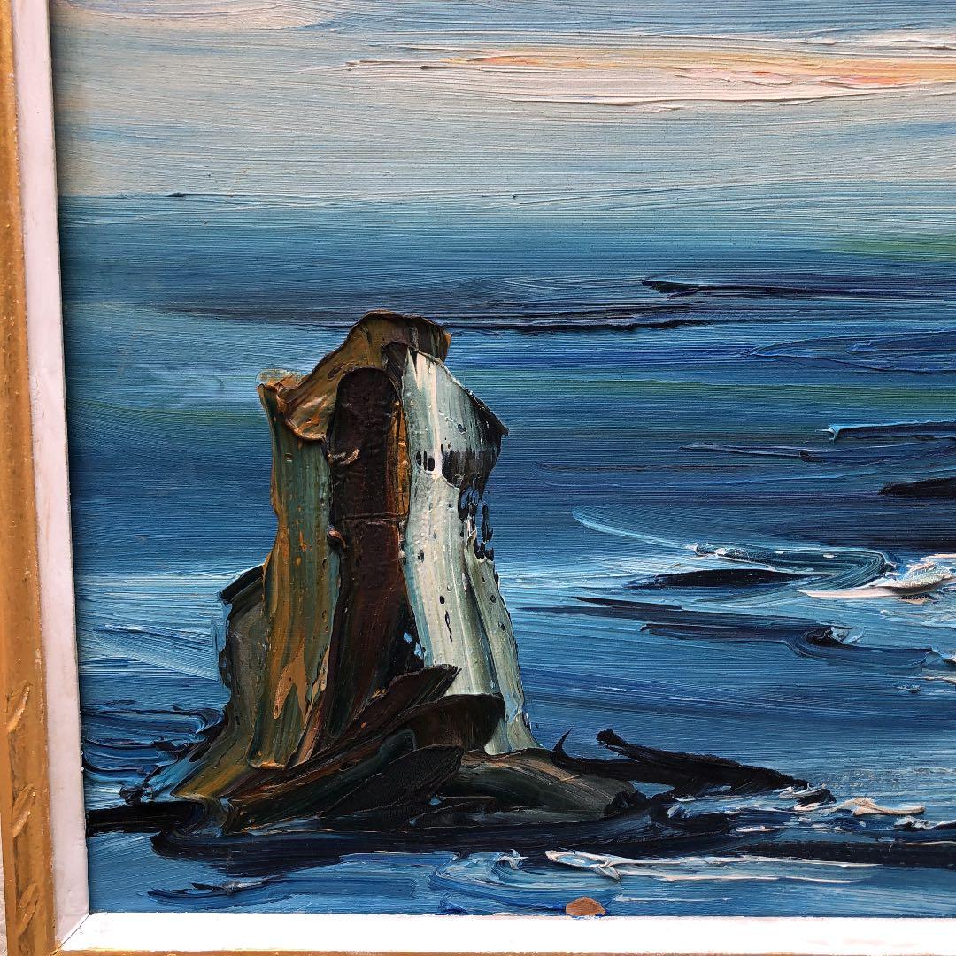 海上に２つの巌岩，男島、女島中央、左右，下部に流れる波の表現