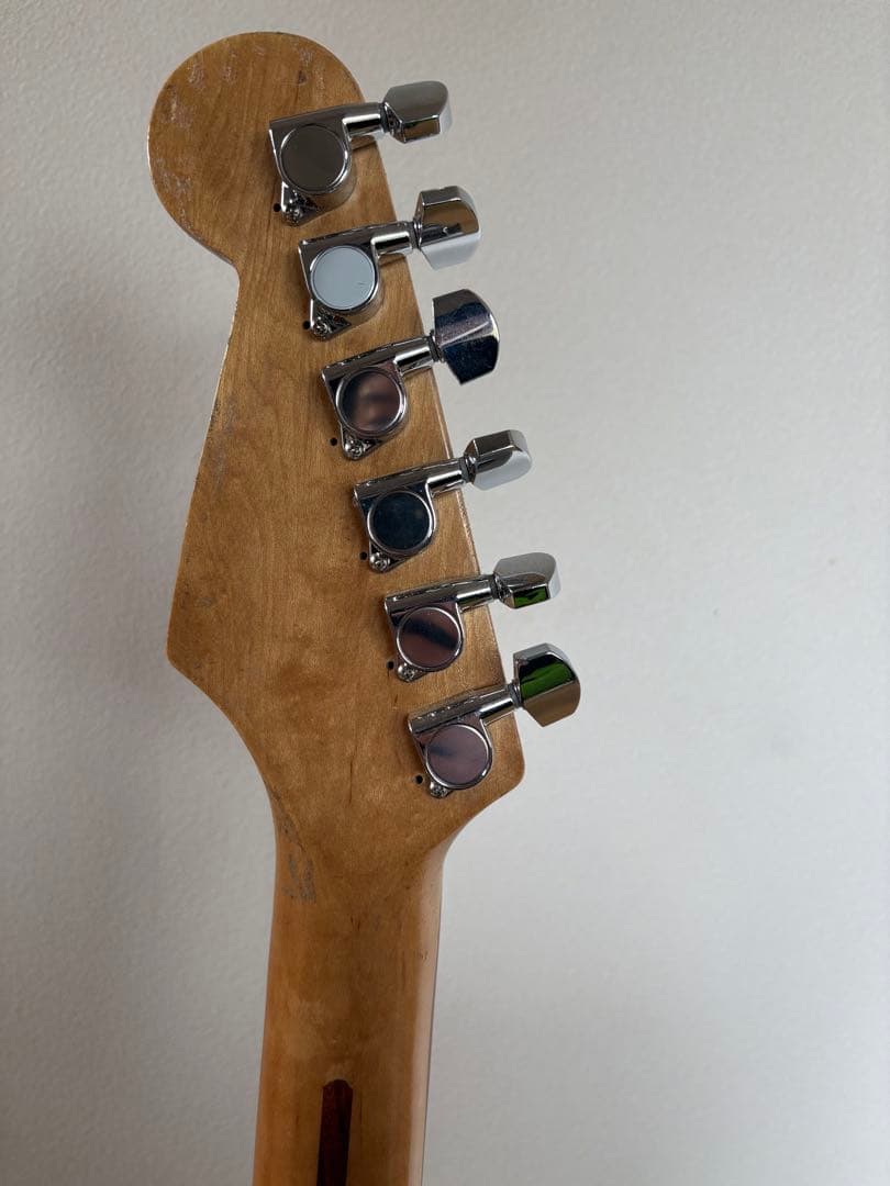 ストラトキャスタータイプ ジャパンビンテージギターになります。