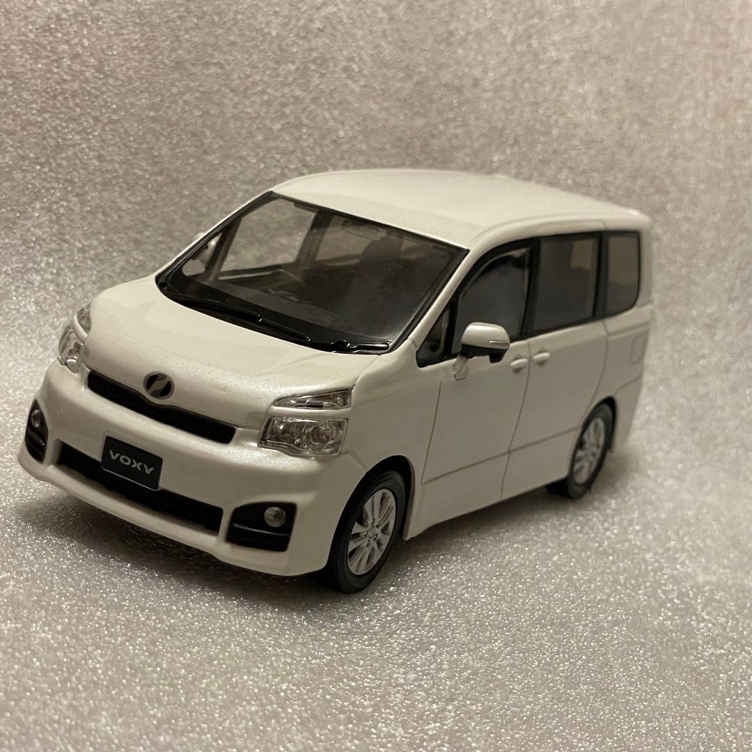 カラーサンプル　トヨタ　ヴォクシー　70系　パールホワイト