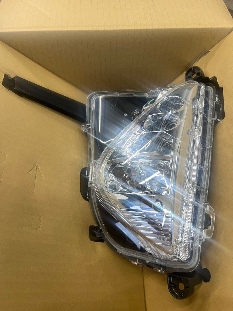 ５０　プリウス　右側　新品　フォグランプ　右側