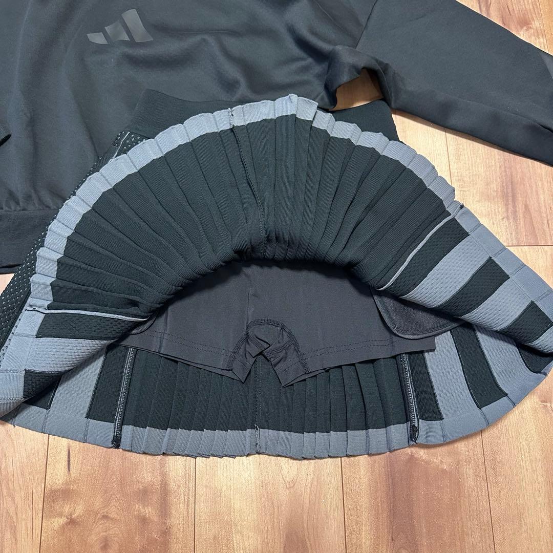 アディダス　クロップド丈トレーナー　ドルマン　プリーツスカート　セットアップ