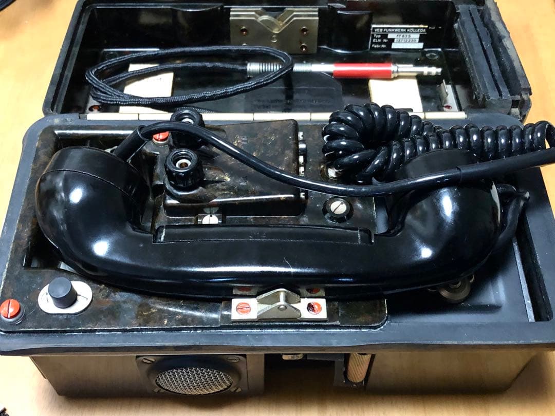 ￼★ドイツ軍放出品 NVA 野戦電話機 FF63S ★ドイツ軍迷彩服のおまけ付き