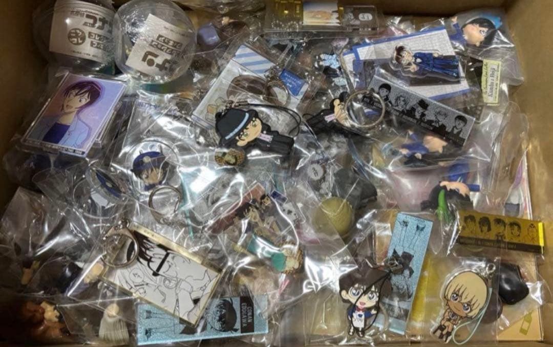 名探偵コナン 缶バッジ アクリルスタンド キーホルダー まとめ売り 300個以上