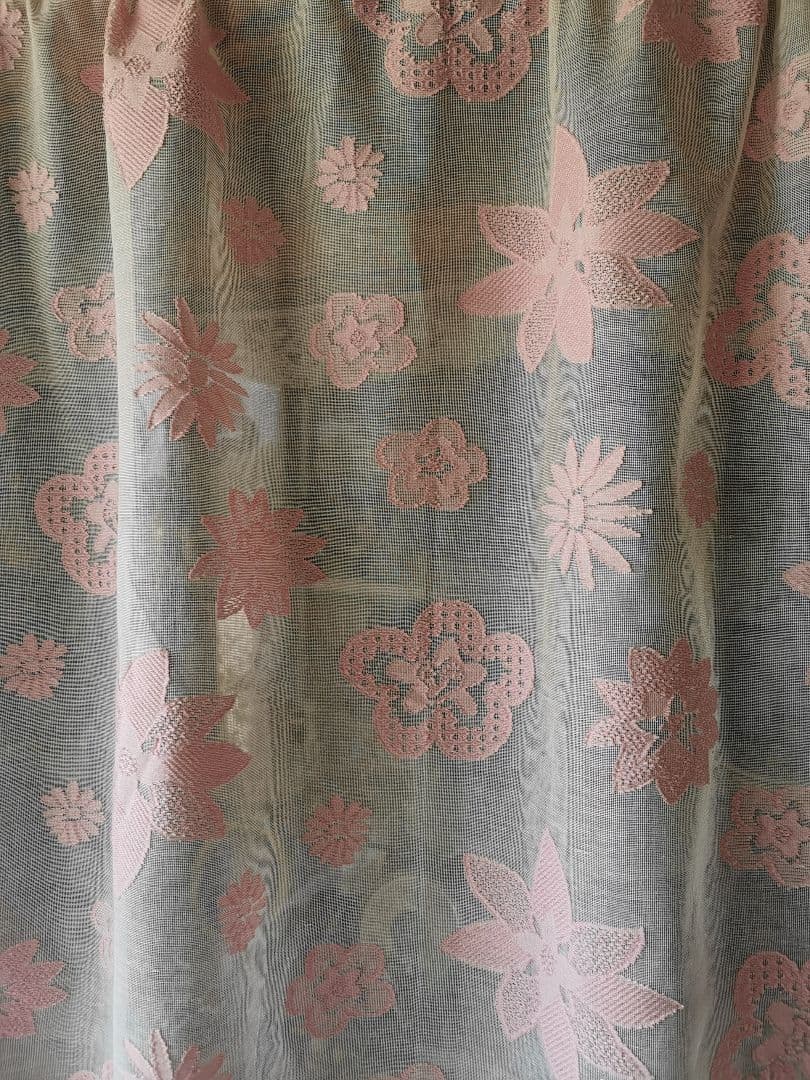 アンティーク ノッティンガムマドラスレース 浮かぶ桜色の花々 幅広カーテンパネル