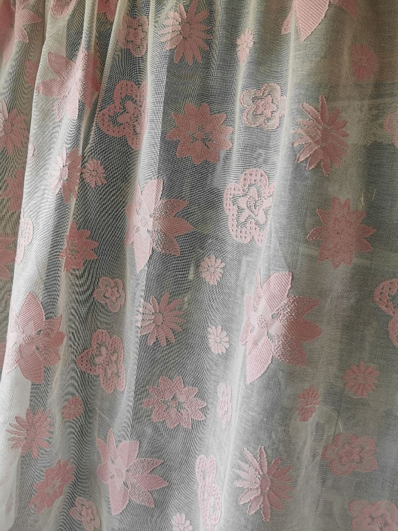 アンティーク ノッティンガムマドラスレース 浮かぶ桜色の花々 幅広カーテンパネル