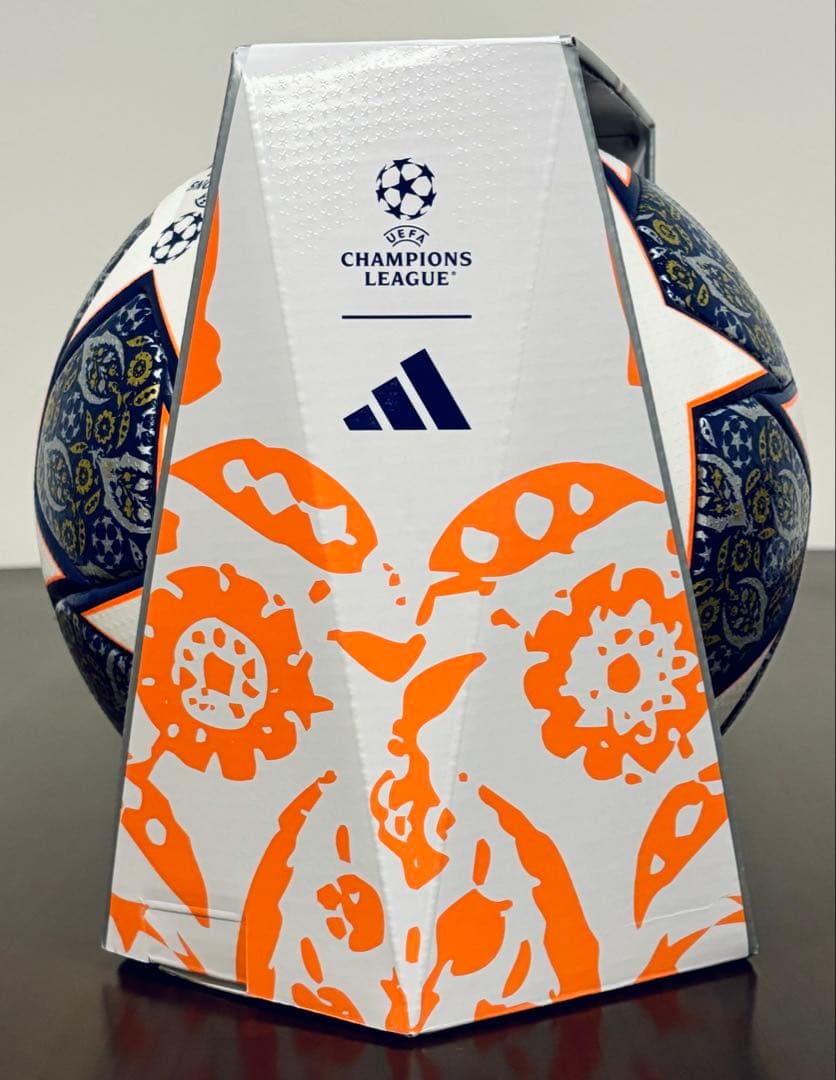 アディダス　サッカーボール　公式球　5号球