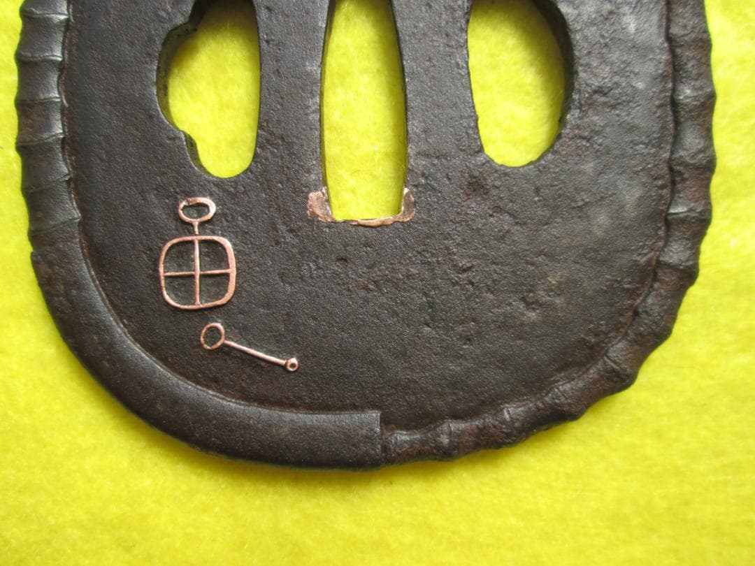 江戸期作　鍛鉄撫で四角形鍔　馬具道具の図　象嵌　責金　耳は竹鞭　音色抜群