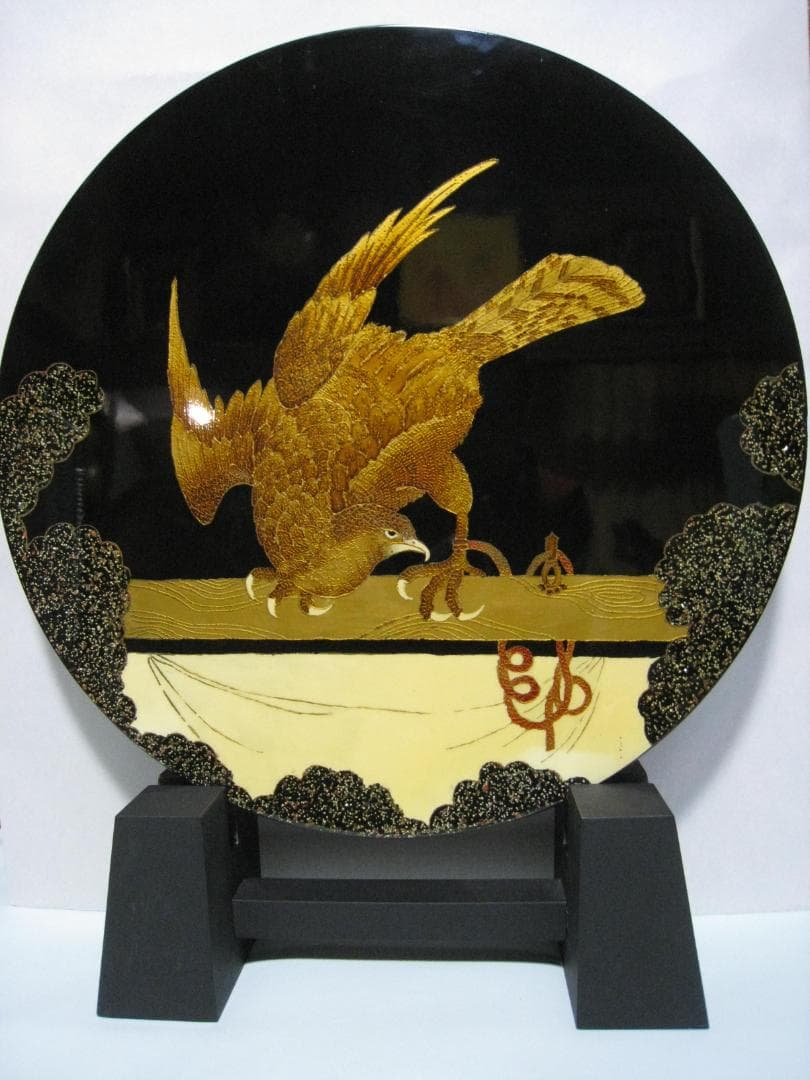 輪島塗　　【漆塗鷹文飾大皿】　径約60㎝