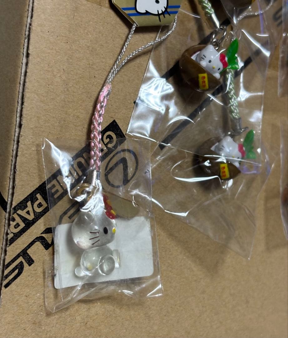 ご当地限定　ハローキティ ストラップ　チャーム うちわ　タオル　30個セット